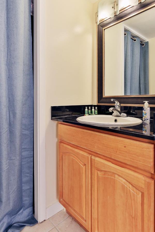 City View Studio With Pool Access In Aloha Surf! Гонолулу Экстерьер фото